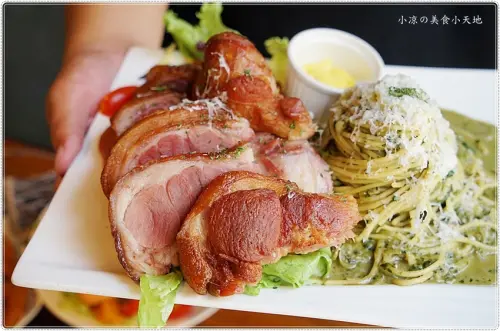 諾諾索浮誇無上限，德國豬腳霸氣登場、香煎鮭魚沙拉，雙主食吃到撐，大食客美食推薦，食量小者勿試！