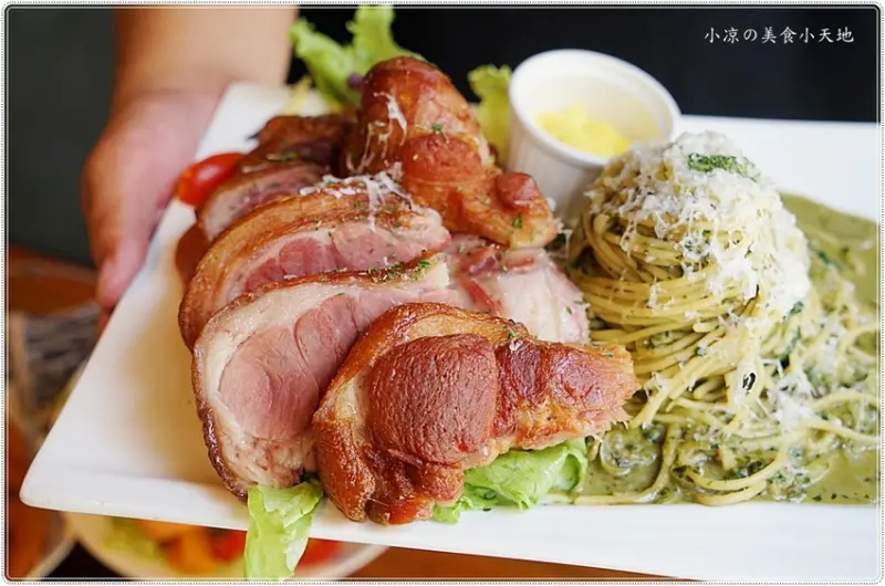 諾諾索浮誇無上限，德國豬腳霸氣登場、香煎鮭魚沙拉，雙主食吃到撐，大食客美食推薦，食量小者勿試！