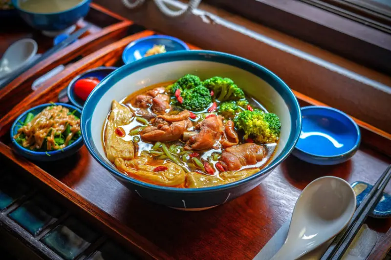 萬.吧 one.bar X 魔王 高雄苓雅區 復古懷舊咖啡廳的華麗冒險 花雕雞麵 塔香三杯雞飯 內文有店家資訊