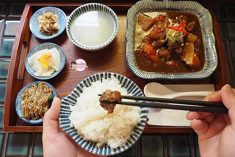 【高雄│苓雅】萬.吧 ONE.Bar│老屋復古懷舊昭和風與台菜料理擦出什麼火花？