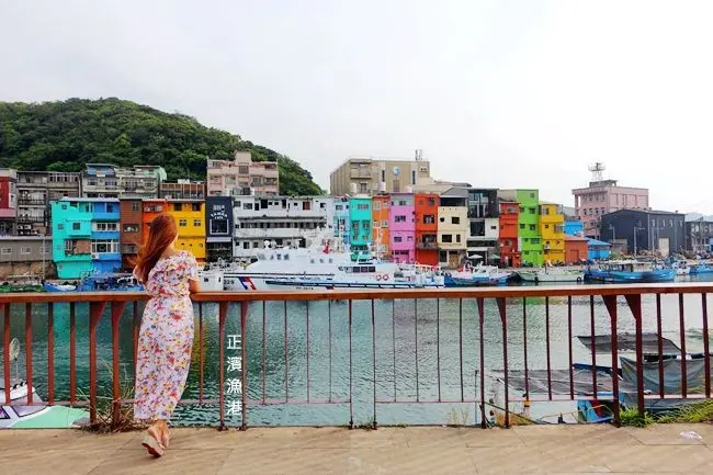 基隆一日遊景點 ▶ 正濱漁港 ▶ 宛如置身威尼斯小鎮 繽紛彩色小屋 順遊和平島玩水、榮生魚片吃海鮮 #基隆新景點・IG打卡 #交通資訊