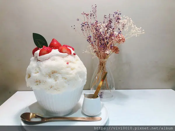 圓圓家愛吃貨-《台北中山》網美瘋IG打卡聖地，酸甜草莓好滋味，初戀好味道