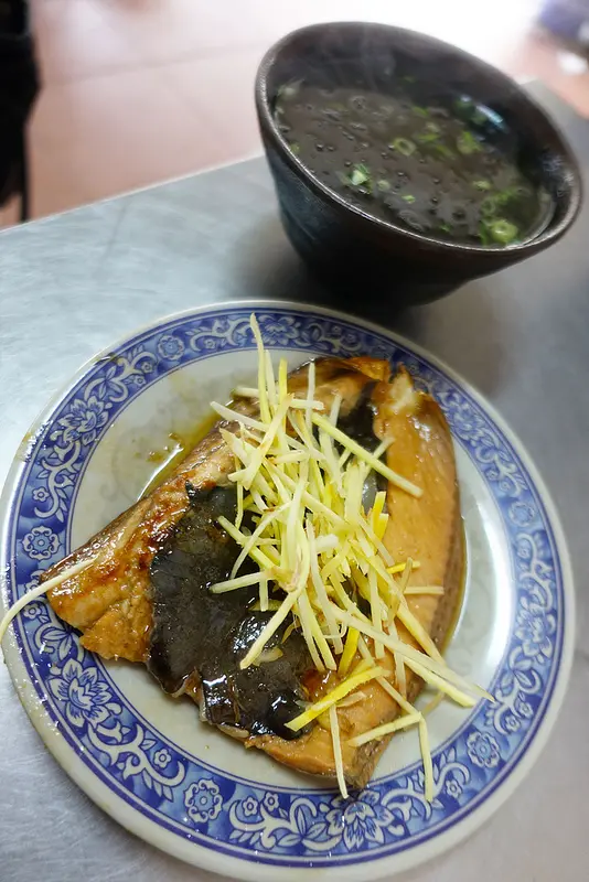 (胖樺食記)高雄必吃早餐「郭家肉燥飯」/捷運信義國小站平價美食/運將最愛/滷虱目魚吳郭魚湯/豐盛便當菜/完整菜單