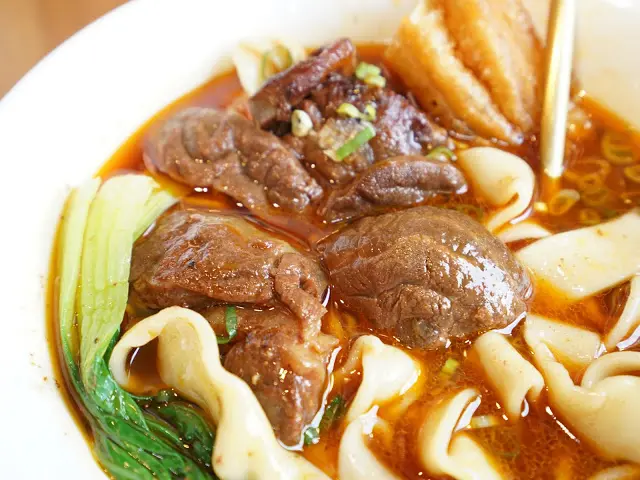 [食記] 新店大坪林捷運美食推薦--功夫豬私廚好麵。麻辣蒜香味牛肉麵、私房豬嫩骨乾拌麵。自家熬製的濃郁湯頭 真材實料讓人吃了超感動!
