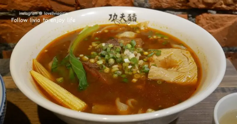 【新店牛肉麵推薦】新北新店 功夫豬私廚好麵 文青風牛肉麵店│阿蓮辣椒餛飩炒手大推│大坪林美食推薦 ❤跟著Livia享受人生❤