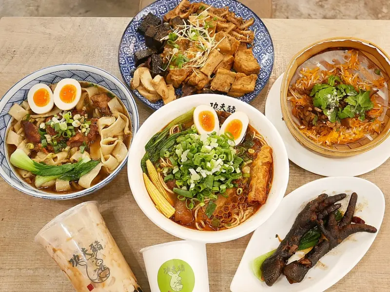 功夫豬私廚好麵 - 新北大坪林麵食推薦，文青復古雙風格裝潢用餐有質感，超濃郁湯頭搭配自選滷味，晚餐趕緊來一份