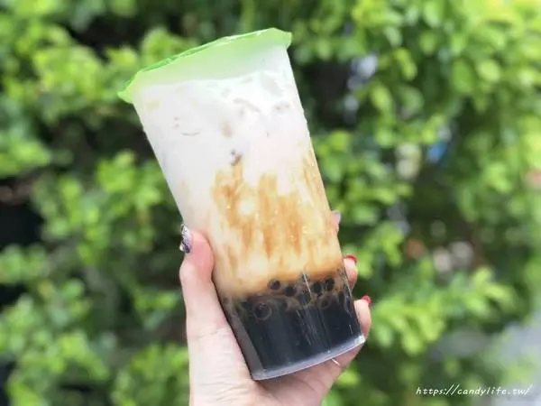 台中美食│942台灣好茶-公益店〃來自霧峰的超人氣黑糖珍珠鮮奶，就在勤美綠園道旁～        
      