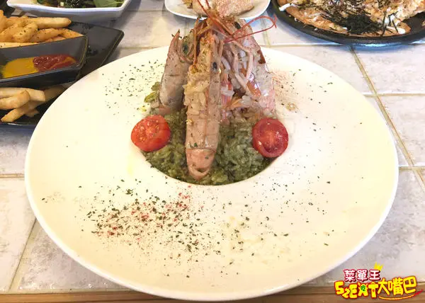 台中南區國圖館美食親子餐廳》蜂潮複合式餐飲菜單價位大公開！隱藏國圖館內的超夯親子餐廳～推薦 天使紅蝦青醬燉飯、和風章魚燒披薩、蜂潮豆干。