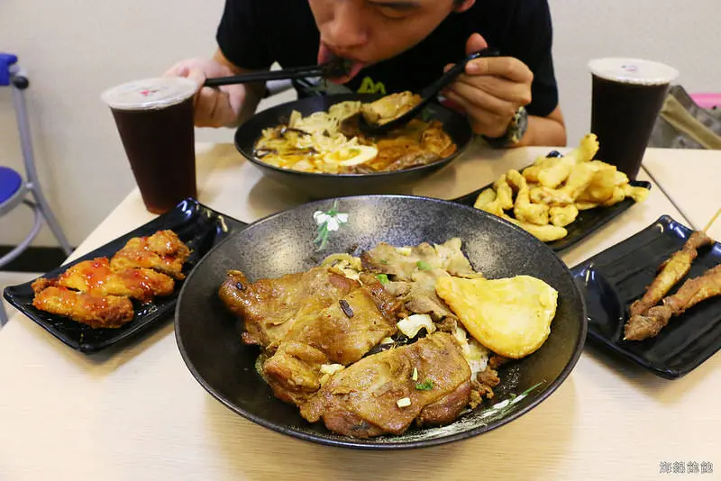 林口龜山美食『揹潶鍋日式拉麵(龜山文化店)』豪華三寶拉麵(叉燒+燒雞+肋排)，雙拼丼飯，七月打卡優惠第二碗半價！完整MENU菜單價位(捷運A8長庚醫院站) 