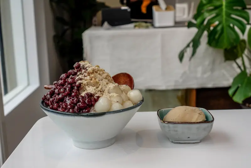 貨室甜品 X魔王 台北大同區 白色房子裡 吃吃冰 復古新意冰品 牛奶什錦冰 玫瑰奶茶冰 IG打卡熱門店 捷運雙連站 內文有店家資訊