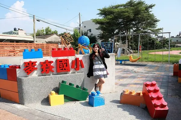 【雲林麥寮景點】麥寮國小積木公園～誤闖到多啦Ａ夢的水管公園囉 積木好巨大阿        
      