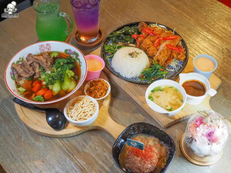 北高雄用餐推薦-綠.聚人.咖啡食間，特製大碗手工牛肉麵、卡滋酥脆椒麻雞、夢幻漸層飲料 - 跟著尼力吃喝玩樂＆親子生活