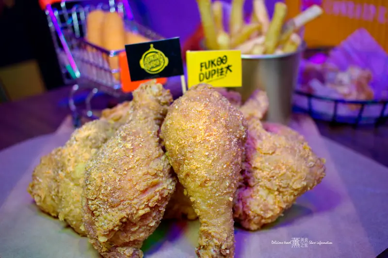 「台中西屯美食」台中炸雞推薦-法大炸雞FukdupFriedChicken，炸雞鮮嫩多汁/推薦經典披薩雞腿排/派對分享餐。滿500元還有炸雞外送服務唷~