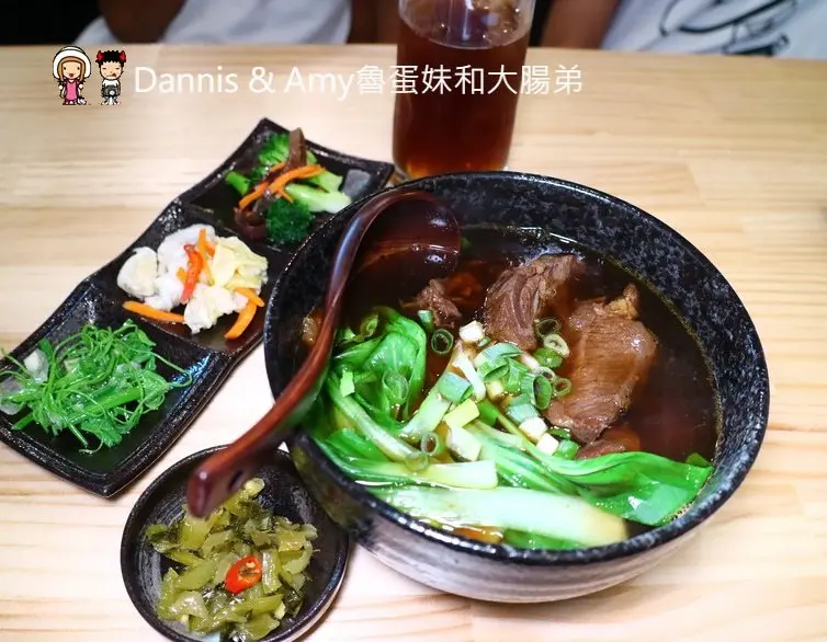 《新竹深夜美食》新竹開到凌晨的茶街。午餐晚餐宵夜一次滿足。平價蕃茄牛肉麵。手工水餃。泡沫紅茶招牌奶茶。聊天聚會包場好選擇︱影片 - Dannis & Amy魯蛋妹和大腸弟