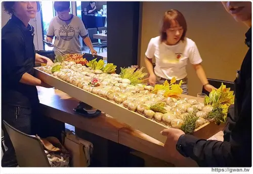 台中超狂牛奶貝火鍋來囉～重達18斤、比人還高，拳頭大牛奶貝吃到翻一人只要300多！ - 吃關關