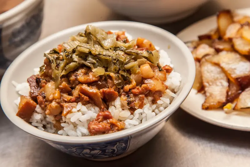 [桃園南崁]老司機的最愛！濃香魯肉飯一碗只要20元！謝家魯肉飯-南山店 - 大手牽小手。玩樂趣