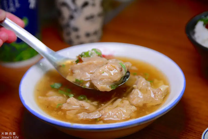 【台中西屯｜美食】美味從台北傳到台中，新鮮手捏肉羹，肉羹可免費續湯，紅麴肉燥飯油亮夠入味。大胖肉羹