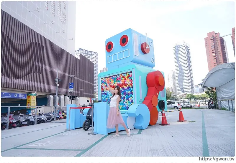 台中最新拍照景點，全台第一座機器人扭蛋機來台中囉!! 
