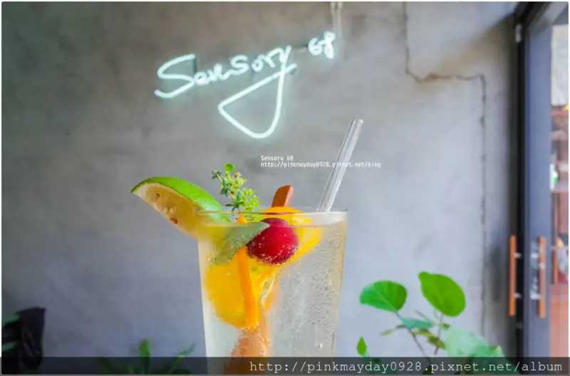 ✿台南✿ 綠意空間高挑設計 漢堡排厚實鮮甜很美味 花園氣泡飲正適合豔夏 唯一缺點就冷氣不夠力 ➜ Sensory 68