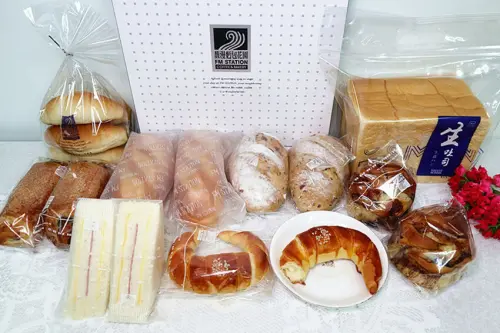 宅配防疫麵包箱｜馥漫防疫麵包箱｜馥漫麵包花園｜防疫麵包箱｜冷凍麵包箱｜新鮮麵包於6小時內常溫享用最佳｜冷藏冷凍皆可｜冷凍保存可防水分流失｜防疫美食宅配｜款款都是療癒口舌的美味！