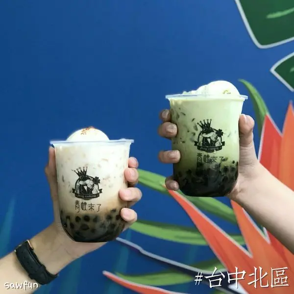 遇fun胃_青蛙來了||台中美食||一中飲料店||一中手搖杯戰場新選手 青蛙來了 看我拿時尚杯套喝抹茶冰淇淋配紅心粉圓 等王子到來