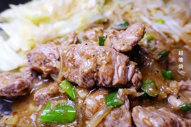 國父紀念館鐵板燒 ▶ 超燴燒鐵板料理 ▶ 三重人氣老店鐵板燒二代店 獨特醬汁好下飯 湯品、白飯、麥茶無限供應