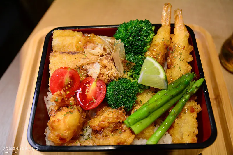 【台中西區│美食】適合多人聚餐包場，CP值高，飲料、沙拉、湯品無限暢飲。秋刀鬪肥牛(台灣大道店)