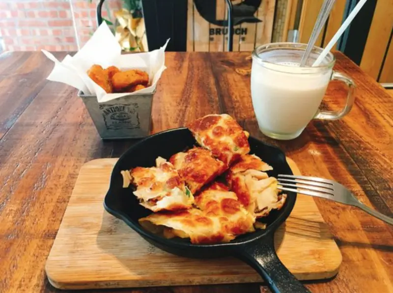 《台北❤️松山》民生社區雙餡脆皮蛋餅🍳咔滋酥脆餅皮，讓人流連忘返的Peggys Brunch早午餐