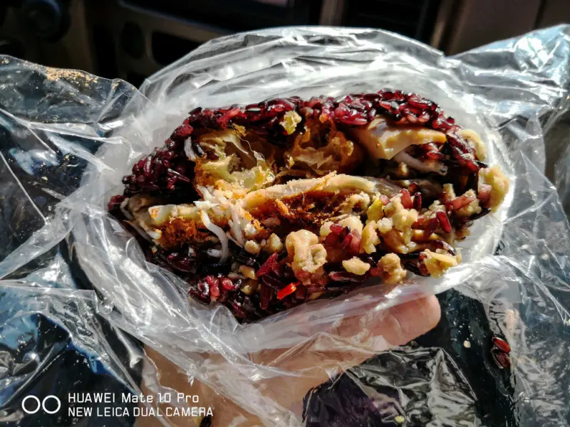 【食。蘆竹】無名飯糰〜在地人狂推薦銅板價早餐！早上6點就排隊的巨無霸綜合飯糰，料多到爆餡！