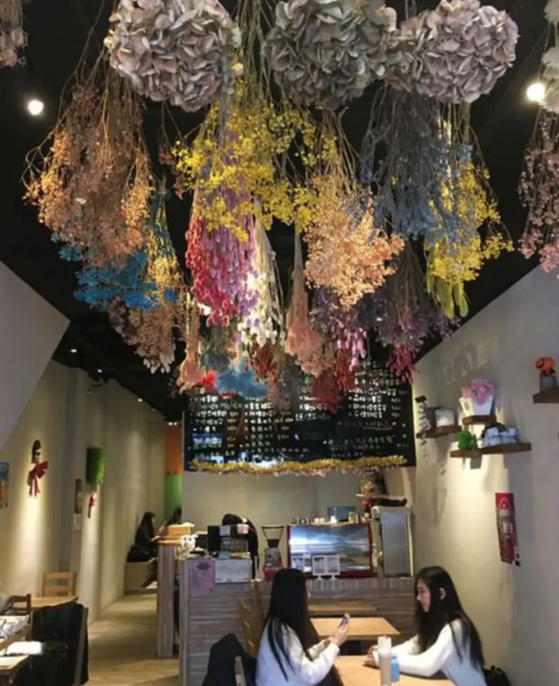 《台北❤️中山》Boss Ian小老闆花卉咖啡廳，無負擔法芙娜熱可可☕️天花板美麗乾燥花💐好心情維持一整天