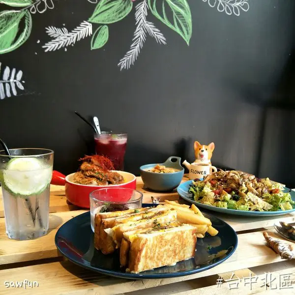 遇fun胃_起司蹦三明治 Cheese bomb||台中美食||近中國醫藥大學早午餐||舒適的早午餐店 推薦香嫩豬排起司蛋三明治 還有超熱情可愛的柯基狗摩卡 喜歡狗狗的你們絕對不能錯過