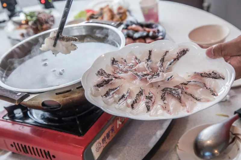 [基隆中正]基隆八斗子海鮮餐廳推薦，新鮮過魚市，便宜過超市！新環港海鮮餐廳（文末送四人套餐） - 大手牽小手。玩樂趣