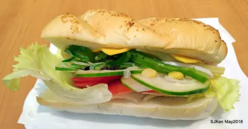 「LeAnns  潛艇三明治咖啡」中崙店 --- 健康清爽的高纖蔬菜潛艇堡與蘋果汁。