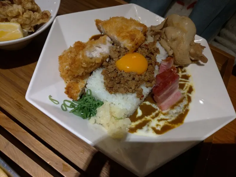 三上咖哩/巷弄美食/氣氛十足/東區SOGO/炸雞啤酒巨無霸/體驗卷