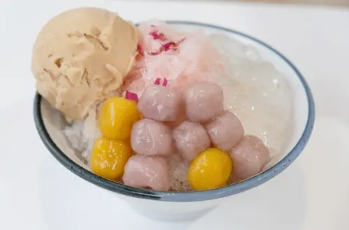 貨室甜品-赤峰街清新懷舊冰店，古早麵茶冰、玫瑰奶茶冰、牛乳什錦冰 ig打卡人氣冰品(捷運雙連站/中山站) - 金大佛的奪門而出家網誌