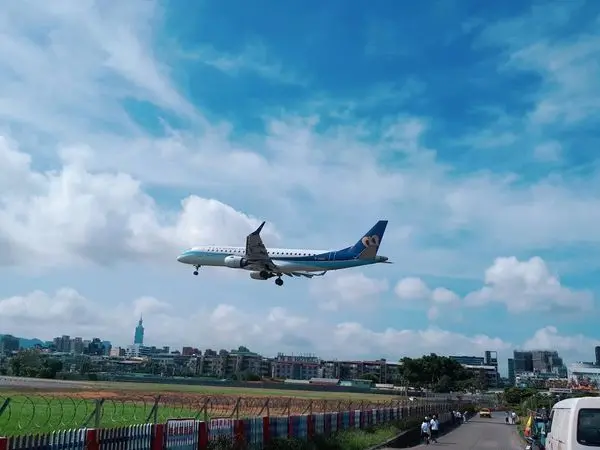 【即將消失的飛機巷濱江街180巷】台北最佳看飛機與101合照的絕佳觀機盛地/超有現場臨場感近距離看飛機起降