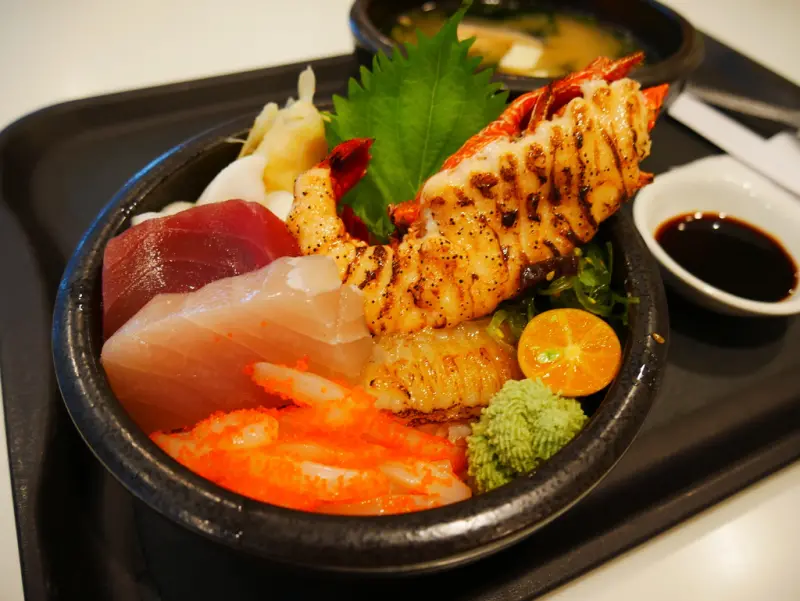 【Angelas日嚐】霸氣實在的海膽炙燒比目魚鰭邊丼與澎湃美艷的龍蝦海鮮丼，天母SOGO美食推薦，捷運芝山站新開幕日式餐飲【浮誇 贅沢三昧】