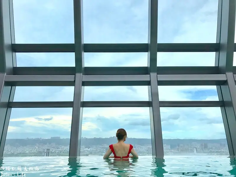 【新北板橋｜住宿】板橋凱撒大飯店。被韓國票選推薦住宿，32樓高空泳池，看盡板橋市區美景，超有度假風，交通、用餐超方便