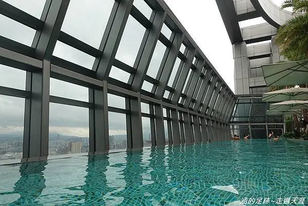 [新北住宿推薦] 板橋凱撒大飯店 ~ 超美高空游泳池，飯店位置極佳，新北歡樂耶誕城旁，新板國際觀光飯店