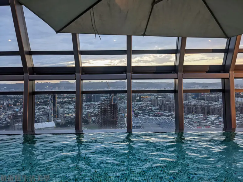 【台北住宿】板橋凱撒大飯店 - 充滿度假風的空中花園與無邊際泳池