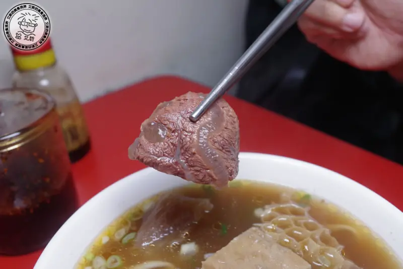 隱藏在南京三民捷運站附近武昌市場裡的好吃牛肉麵．不論是牛腱、牛筋、牛肚都是上上之選．良友牛肉麵館