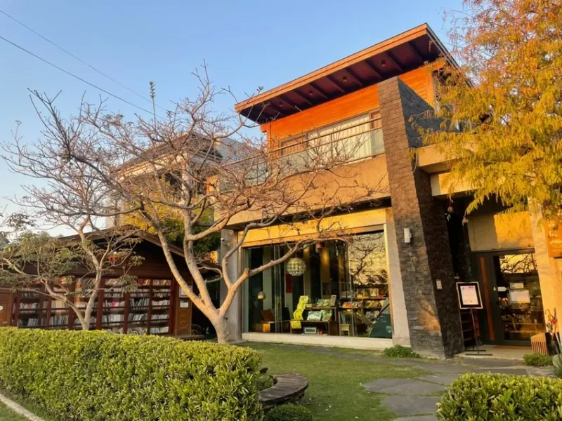 羅布森書蟲房｜台中烏日圖書館 🏵 隱藏在鄉間的秘密基地 書香四溢 🏵