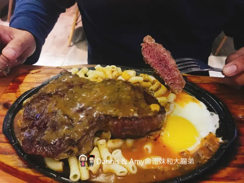 《新竹清大夜市牛排》開到凌晨的白鬍子厚切牛排。濃湯飲料厚片無限享用。大小總匯吃到飽到嫑嫑︱影片 - Dannis & Amy魯蛋妹和大腸弟