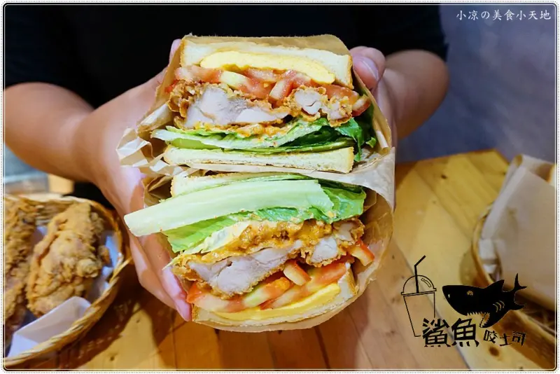 鯊魚咬土司║新品炸雞套餐上市，神厚切川味炸雞，一手無法掌握下巴脫臼吐司...？！ - 小凉的美食小天地