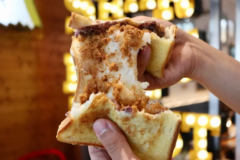 『台中美食』北區。鯊魚咬土司(學士總店)～LV等級的三明治，神厚切川辣炸雞！每一口都滿足！