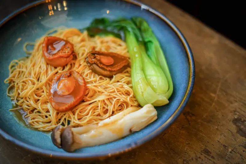 窩窩woooＸ魔王 台北大同區 大稻埕裡的港式咖啡廳 窩在窩窩裡 彷彿就像來到老香港時光 鮑魚撈麵 奶醬多士 捷運雙連站 內文有店家資訊