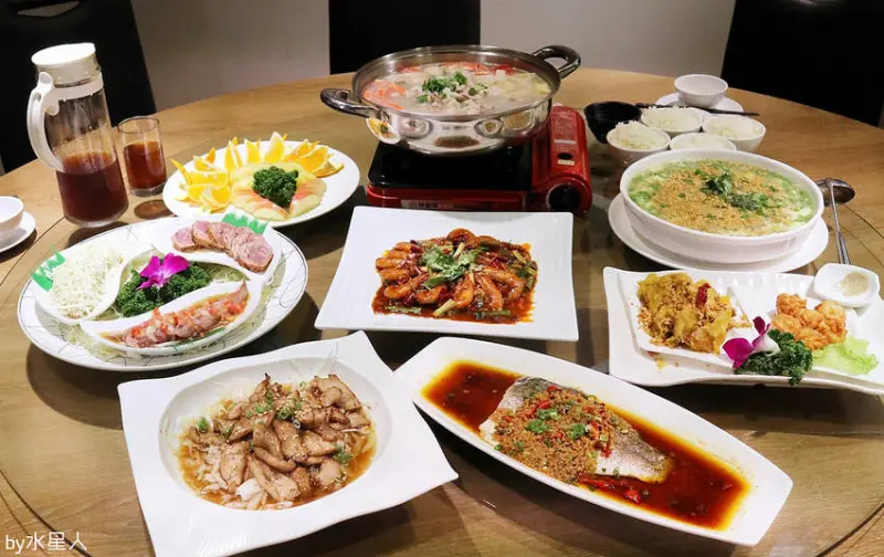 台中西區丹青餐飲集團，五六個人也可以辦桌，高CP值精緻合菜，超澎派宴客料理，桌菜包廂提供投影設備開會聚餐包場