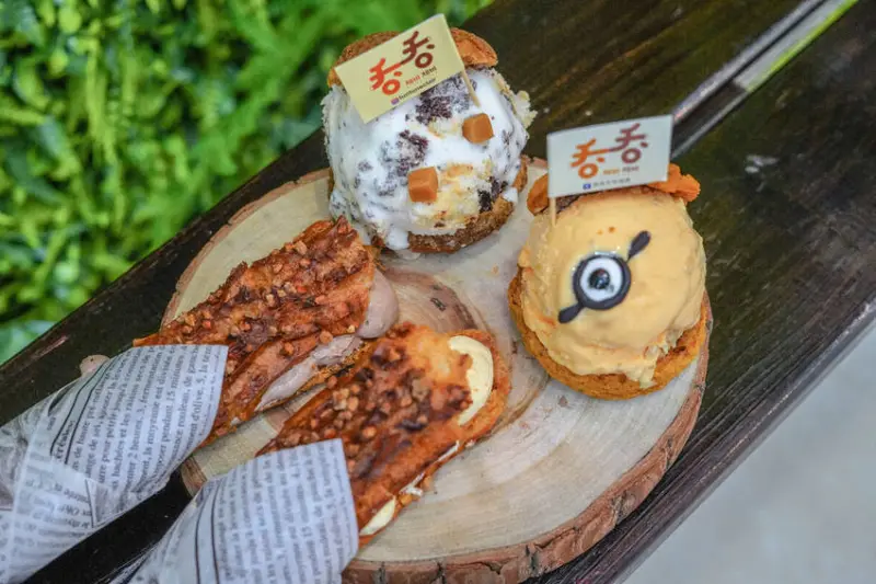 吞吞手作泡芙X魔王 高雄前金區 是網美就要來的一間好拍又好吃的可愛泡芙店 閃電泡芙 限定小小兵兵冰淇淋泡芙 外帶甜點 高雄泡芙推薦 內文有店家資訊