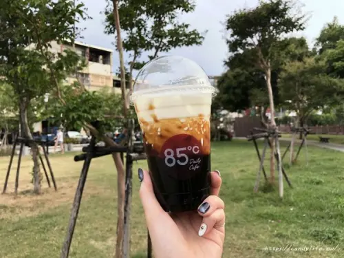 台中美食│85度C〃黑糖珍珠鮮奶開賣啦！每日限量～黑糖珍奶迷們快來衝一波！        
      
