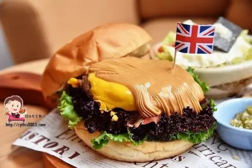 藝文特區新開的早午餐，有獨特的蒜味香腸堡，現在有三天半價大優惠活動哦